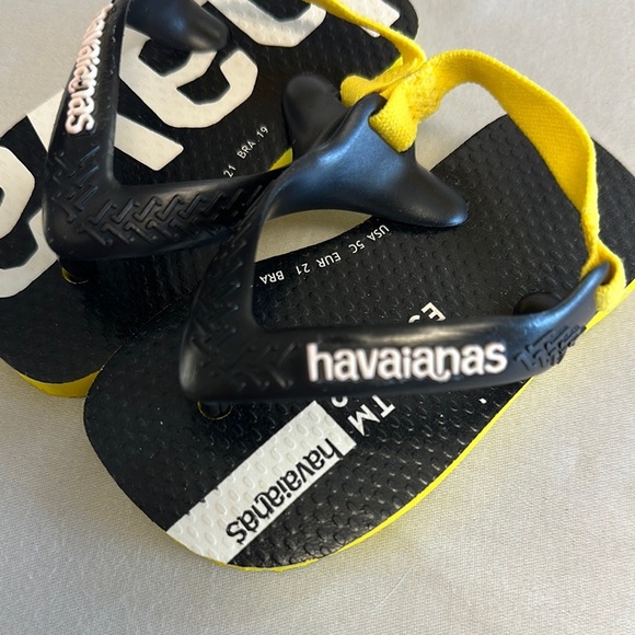 Havaianas NWOT Black and Yellow Flip Flops Stylish Sandals - Picture 3 of 5